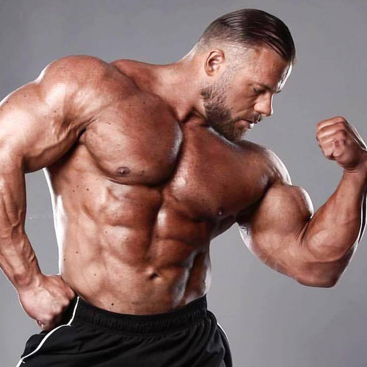 Bodybuilder Lukas Wyler zeigt Muskeln und Kraft