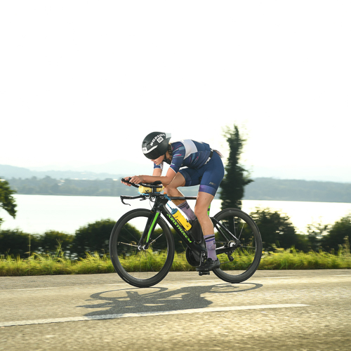 Rennradfahrerin Leoni Fridel beim Training auf einer Landstrasse