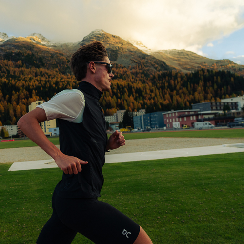 Leichtathlet Tom Elmer trainiert im Freien vor Alpenlandschaft beim Ausdauerlauf